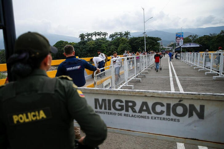 &copy; Reuters. Una funcionaria de Migración Colombia custodia el principal acceso de venezolanos en el Puente Internacional Simón Bolívar, antes de la reapertura oficial de la frontera, en Cúcuta, Colombia, el 25 de septiembre de 2022. REUTERS/Leonardo Fernandez Vil