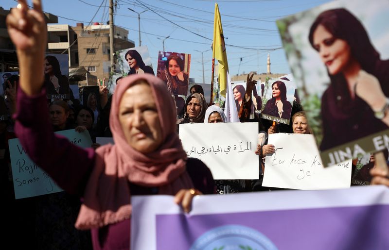 Des femmes manifestent dans le nord de la Syrie après la mort de Mahsa Amini en Iran