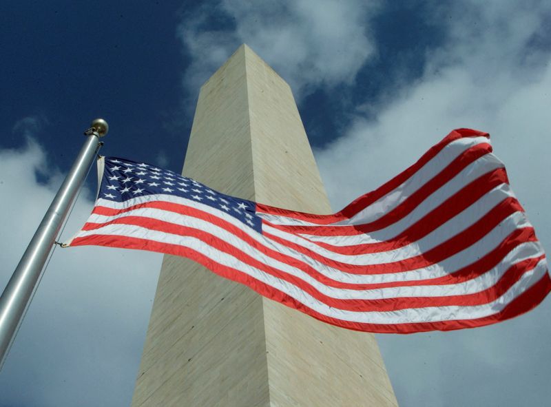 &copy; Reuters. Una bandiera statunitenste sventola davanti al monumento a Washington, 22 febbraio 2002.  UNICS REUTERS/Molly Riley/File Photo