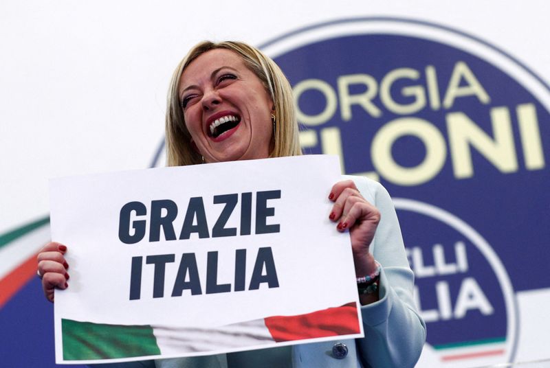 © Reuters. Leader of Brothers of Italy Giorgia Meloni holds a sign at the party's election night headquarters, in Rome, Italy September 26, 2022. REUTERS/Guglielmo Mangiapane  