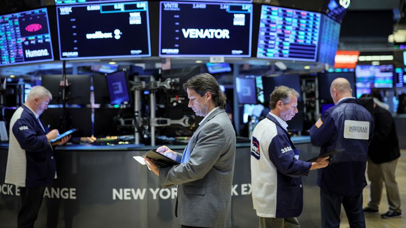 © Reuters. Traders work on the floor of the New York Stock Exchange (NYSE) in New York City, U.S., September 9, 2022.  REUTERS/Brendan McDermid