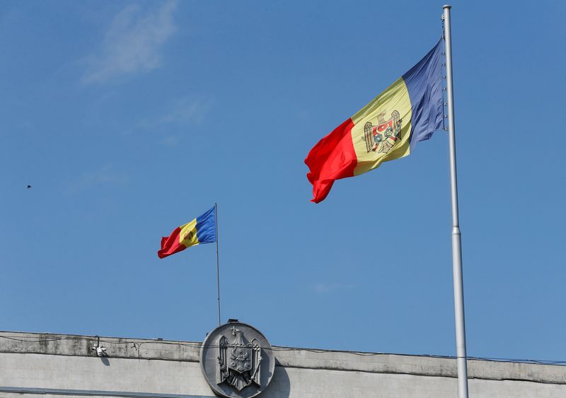 &copy; Reuters. Le bandiere nazionali della Moldavia sventolano nel centro di Chisinau, Moldavia, 10 giugno 2019. REUTERS/Valentyn Ogirenko