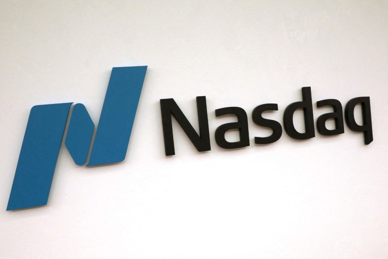 © Reuters. FILE PHOTO: The Nasdaq logo is displayed at the Nasdaq Market site in New York, U.S., May 2, 2019. REUTERS/Brendan McDermid//File Photo