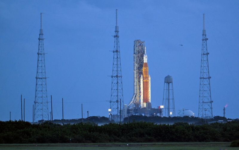 &copy; Reuters. FOTO DE ARCHIVO: El cohete lunar de próxima generación de la NASA, el Sistema de Lanzamiento Espacial (SLS) con la cápsula de la tripulación Orión encaramada en la parte superior, se encuentra en el complejo de lanzamiento 39B mientras se prepara par