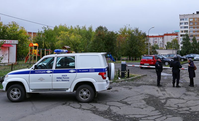 &copy; Reuters. ロシア中部イジェフスクの学校で２６日、男が銃を乱射し、子ども１１人を含む１５人が死亡、２４人が負傷した。（２０２２年　ロイター）
