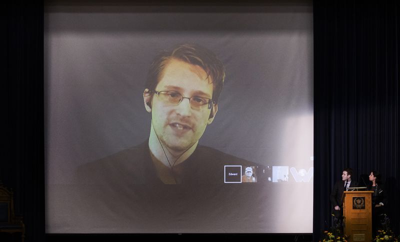 &copy; Reuters. Photo d'archives de l'ancien employé de la NSA américaine Edward Snowden lors d'une conférence organisée par des étudiants au lycée Upper Canada College de Toronto en 2015.  /REUTERS/Mark Blinch 