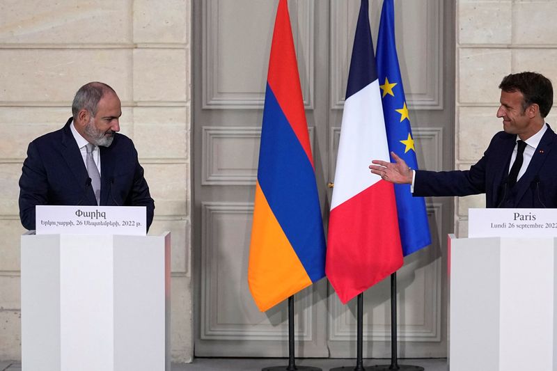 &copy; Reuters. Emmanuel Macron et le Premier ministre arménien Nikol Pachinian assistent à une conférence de presse au palais de l'Élysée à Paris. /Photo prise le 26 septembre 2022/REUTERS/Michel Euler