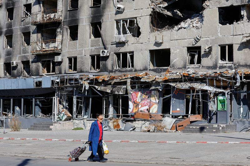 &copy; Reuters. Un residente local pasa frente a un bloque de apartamentos dañado durante el conflicto entre Rusia y Ucrania en Mariupol, Ucrania, el 25 de septiembre de 2022. REUTERS/Alexander Ermochenko