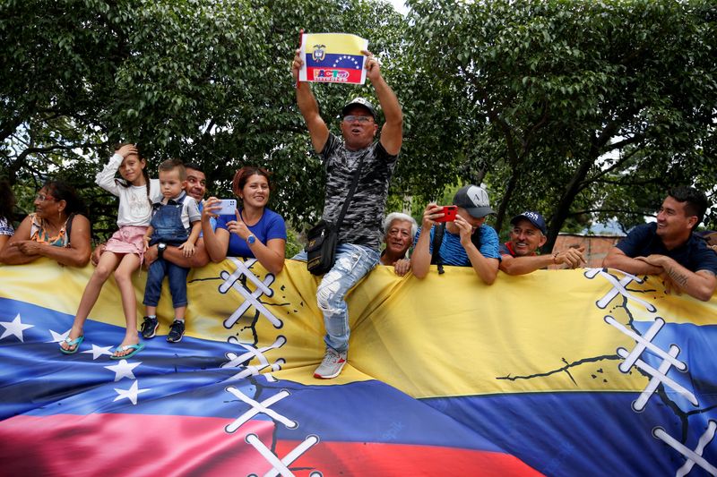 &copy; Reuters. People attend the commercial reopening of Venezuela–Colombia border, at the Simon Bolivar International Bridge, in Cucuta, Colombia September 26, 2022. REUTERS/Leonardo Fernandez Viloria