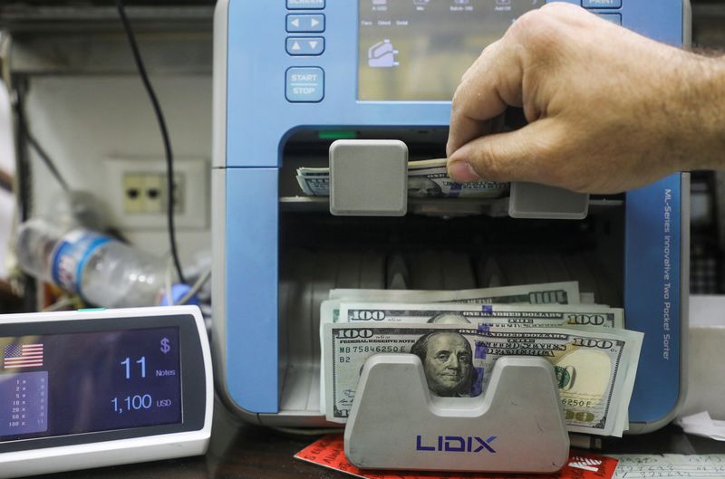 &copy; Reuters. FILE PHOTO: A man counts U.S. dollar banknotes at an exchange shop in Beirut, Lebanon March 18, 2022. Picture taken March 18, 2022. REUTERS/Mohamed Azakir/File Photo