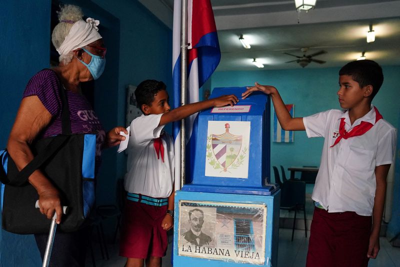 &copy; Reuters. Crianças ajudam uma eleitora a votar no referendo pelo código familiar em Havana, Cuba. 25 setembro, 2022. REUTERS/Alexandre Meneghini