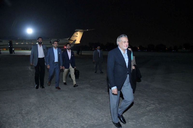 © Reuters. Pakistan's likely new Finance Minister Ishaq Dar walks upon his arrival at the Nur Khan military airbase in Chaklala, Rawalpindi, Pakistan September 26, 2022. Prime Minister's Office/Handout via REUTERS