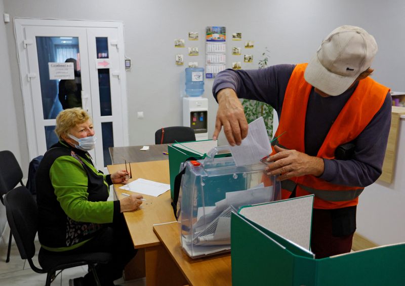 &copy; Reuters. Um trabalhador vota em um referendo na região ucraniana de Zaporizhzhia sobre a anexação à Rússia.REUTERS/Alexander Ermochenko