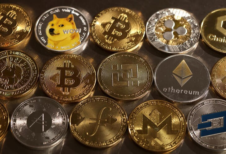&copy; Reuters. Representations of cryptocurrencies are seen in this illustration, August 10, 2022. REUTERS/Dado Ruvic/Illustration