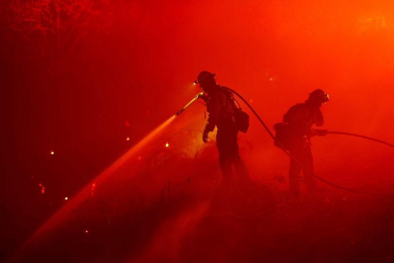 &copy; Reuters. FILE PHOTO: Firefighters work as the Mosquito Fire burns in Foresthill, California, U.S., September 13, 2022. REUTERS/Fred Greaves/File Photo