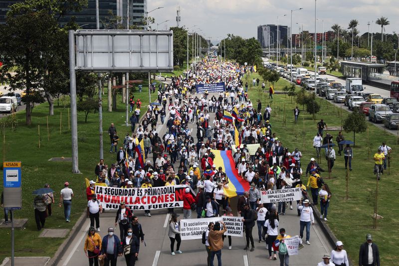 &copy; Reuters. Demonstrators protest against the government of Gustavo Petro and his tax reform proposal in Bogota, Colombia September 26, 2022. REUTERS/Luisa Gonzalez