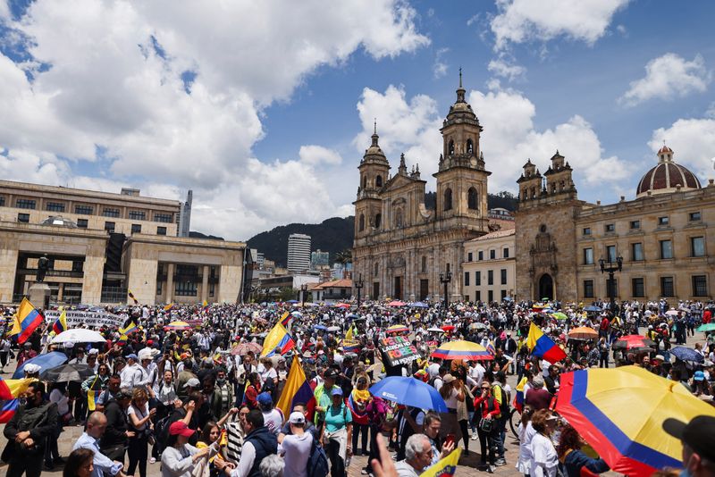 © Reuters. Demonstrators protest against the government of Colombian President Gustavo Petro and his tax reform proposal in Bogota, Colombia September 26, 2022. REUTERS/Luisa Gonzalez
