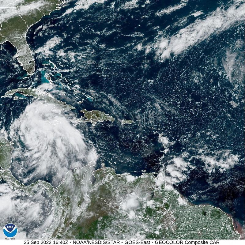 &copy; Reuters. 米国立気象局（ＮＷＳ）によると、カリブ海を北上中のハリケーン「イアン」が２６日夜にキューバに上陸し、その後３０日早朝までに米フロリダ州に上陸する見通し。２５日撮影（２０２