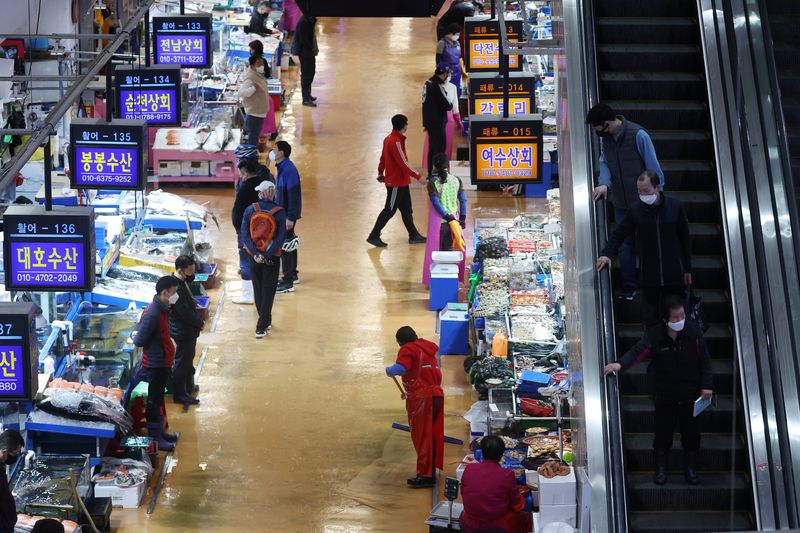 &copy; Reuters. People arrive at Noryangjin Fisheries Wholesale Market in Seoul, South Korea, April 8, 2022.    REUTERS/Kim Hong-Ji