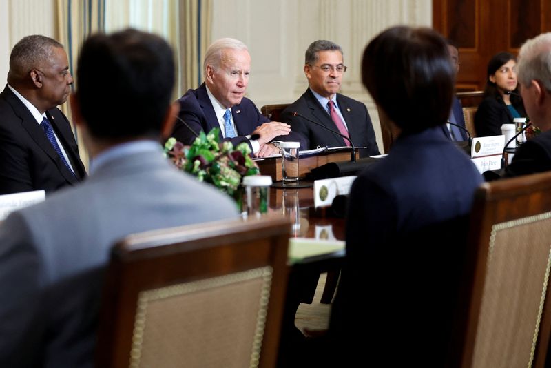 © Reuters. U.S. President Joe Biden, seated between Defense Secretary Lloyd Austin and Secretary of Health and Human Services (HHS) Xavier Becerra,  delivers remarks at a meeting of the White House Competition Council in the State Dining Room of the White House in Washington, U.S. September 26, 2022.  REUTERS/Jonathan Ernst