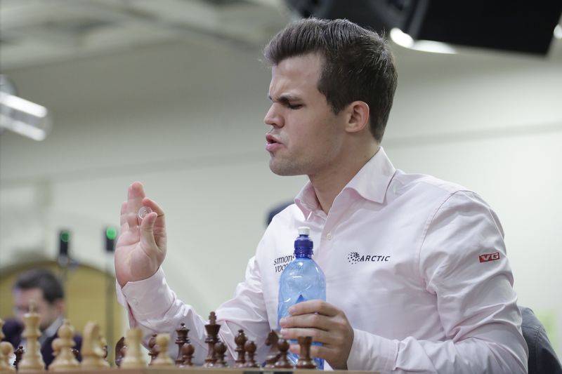 &copy; Reuters. Imagem de arquivo: o campeão mundial de xadrez, Magnus Carlsen, da Noruega, em partida em dezembro de 2018.REUTERS/Anton Vaganov