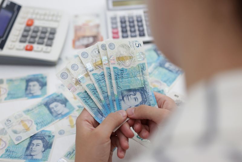 &copy; Reuters. FILE PHOTO: Woman holds British Pound banknotes in this illustration taken May 30, 2022. REUTERS/Dado Ruvic/Illustration