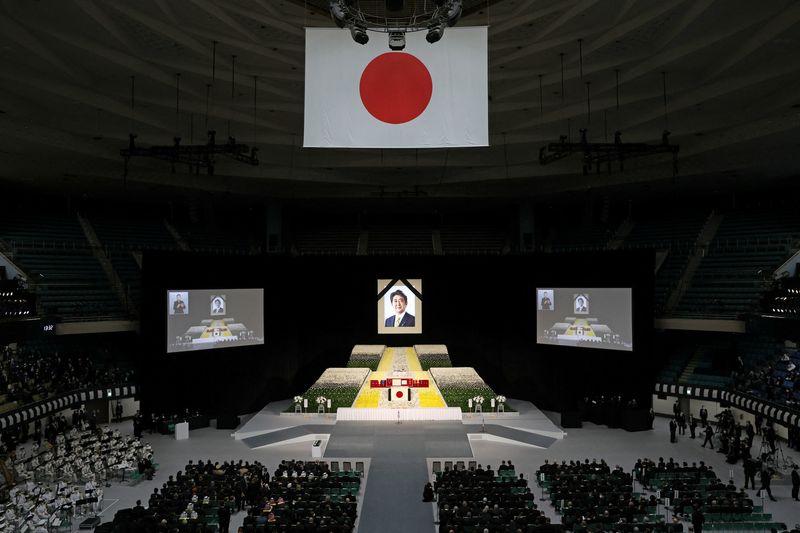 © Reuters. A portrait of Shinzo Abe hangs above the stage during the state funeral for Japan's former prime minister Shinzo Abe on September 27, 2022 at the Budokan in Tokyo, Japan. Several current and former heads of state visited Japan for the state funeral of Abe, who was assassinated in July while campaigning on a street.  Takashi Aoyama/Pool via REUTERS