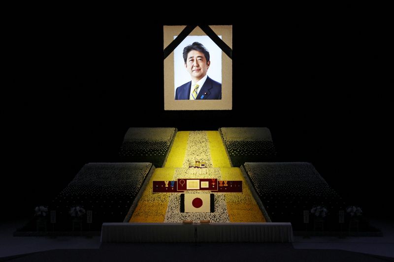 © Reuters. A portrait of Shinzo Abe hangs in front of the stage during the state funeral for Japan's former prime minister Shinzo Abe on September 27, 2022 at the Budokan in Tokyo, Japan. Several current and former heads of state visited Japan for the state funeral of Abe, who was assassinated in July while campaigning on a street. Takashi Aoyama/Pool via REUTERS