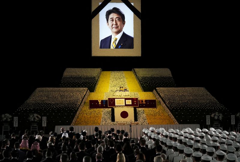 &copy; Reuters. Un portrait de l'ancien Premier ministre japonais Shinzo Abe lors de ses funérailles nationales au Nippon Budokan à Tokyo, au Japon. /Photo prise le 27 septembre 2022/REUTERS/Franck Robichon