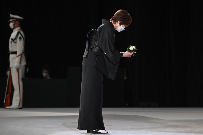 &copy; Reuters.  آكي آبي أرملة رئيس الوزراء الياباني السابق شينزو آبي تحمل الورود لوضعها على خلال الجنازة الرسمية لآبي في قاعة نيبون بودوكان بوسط طوكيو يوم 