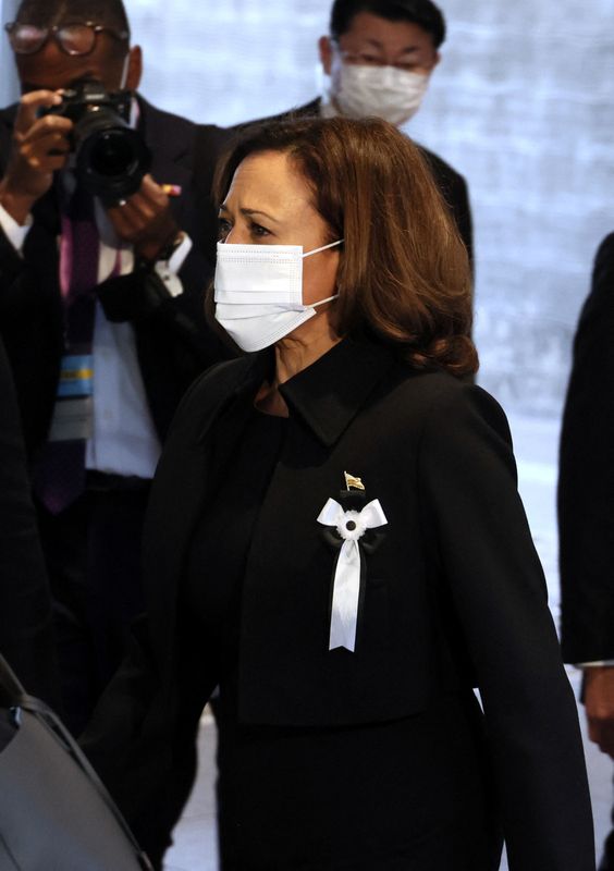 &copy; Reuters. نائبة الرئيس الأمريكي كاملا هاريس لدى وصولها إلى قاعة بودوكان خلال الزيارة الرسمية لرئيس الوزراء الياباني السابق شينزو آبي في طوكيو يوم ال