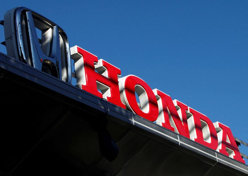 &copy; Reuters. FILE PHOTO: A Honda Motor logo in Kawasaki, south of Tokyo September 18, 2011.  REUTERS/Yuriko Nakao