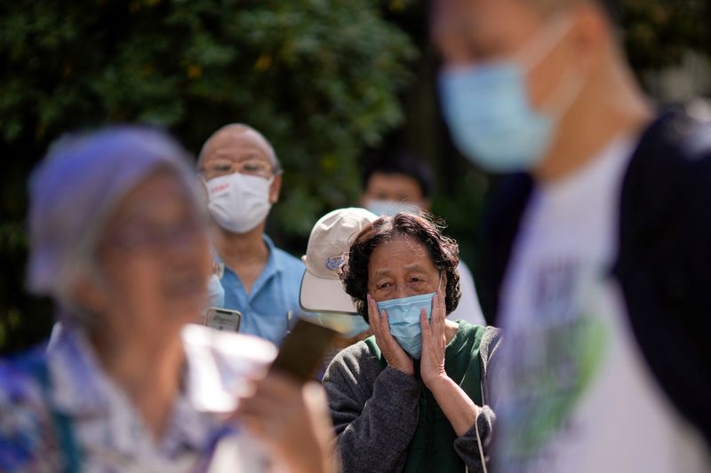 &copy; Reuters. FILE PHOTO: People line up to get tested for the coronavirus disease (COVID-19) at a nucleic acid testing site at a residential area, following the COVID-19 outbreak, in Shanghai, China, September 25, 2022. REUTERS/Aly Song