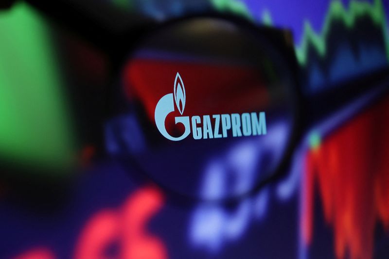 &copy; Reuters. FOTO DE ARCHIVO. Imagen de ilustración del logo de Gazprom y un gráfico de acciones a través de una lupa