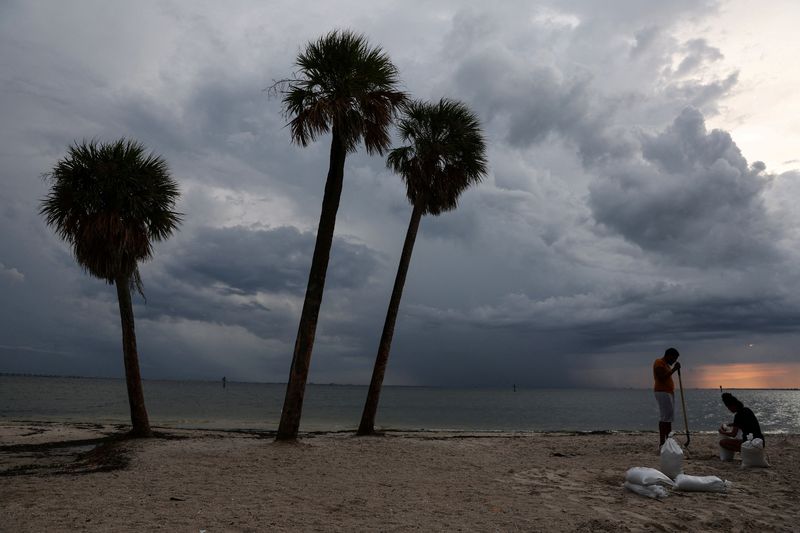 &copy; Reuters. Local residents fill sandbags, as Hurricane Ian spun toward the state carrying high winds, torrential rains and a powerful storm surge, at Ben T. Davis Beach in Tampa, Florida, U.S., September 26, 2022. REUTERS/Shannon Stapleton     