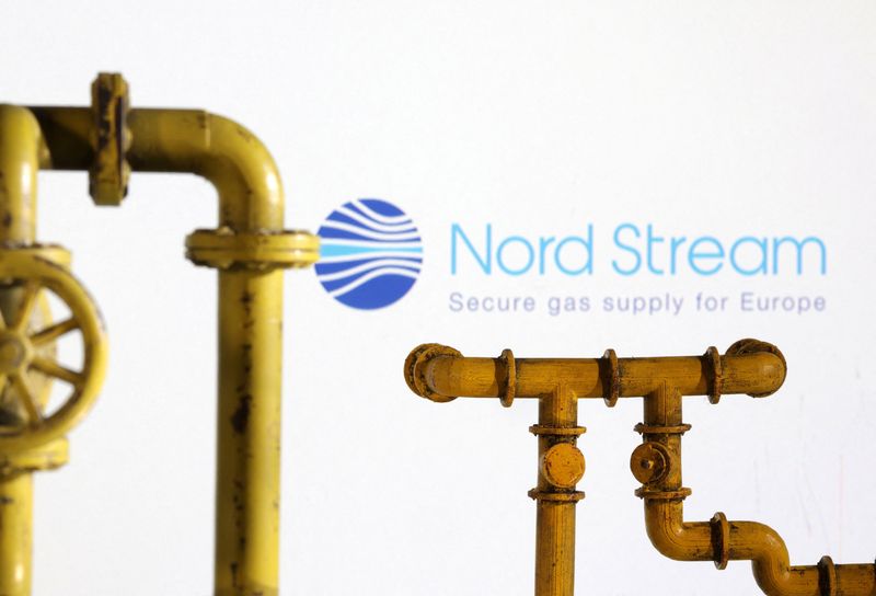 &copy; Reuters. FOTO DE ARCHIVO: Maqueta del gasoducto de gas natural y el logotipo de Nord Stream, 18 de julio de 2022. REUTERS/Dado Ruvic/Ilustración