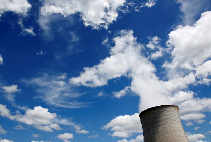&copy; Reuters. Photo d'une tour de refroidissement de la centrale nucléaire de Saint-Laurent-des-Eaux, non loin d'Orléans. /Photo prise le 17 juin 2019/REUTERS/Régis Duvignau
