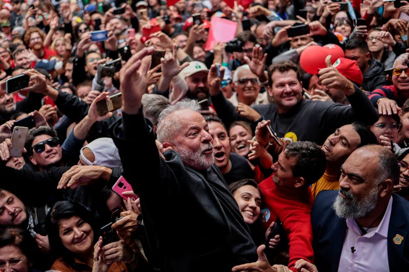 © Reuters. Former Brazilian President and presidential candidate Luiz Inacio Lula da Silva greets supporters during a rally in Curitiba, Brazil, September 17, 2022. REUTERS/Ueslei Marcelino