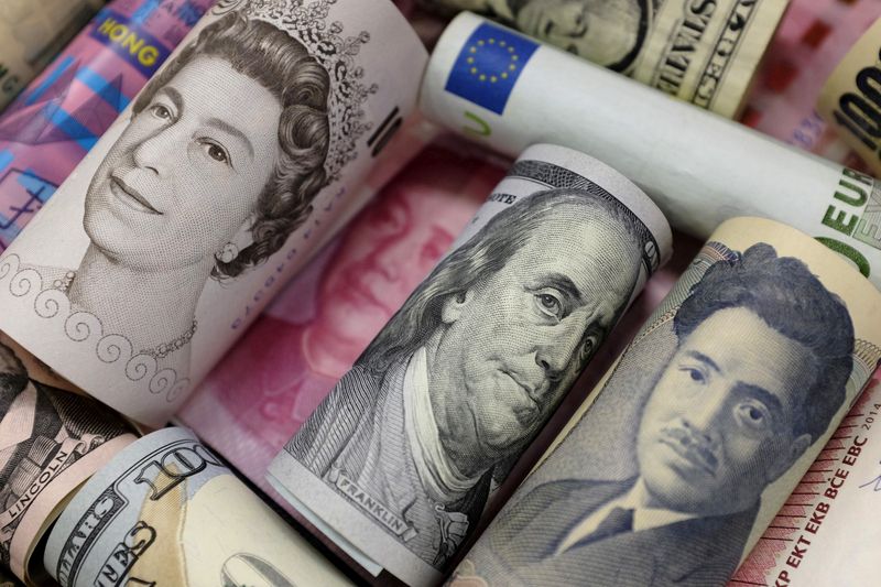 © Reuters. صورة توضيحية لعملات ورقية من فئة اليورو ودولار هونج كونج والدولار الأمريكي والين الياباني والجنيه الاسترليني والمائة يوان الصيني من أرشيف رويترز.