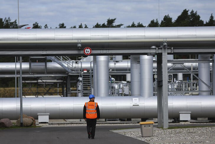 &copy; Reuters. Imagen de archivo de un operario en las instalaciones gasísticas del Nord Stream 2 en Lubmin, Alemania. 19 septiembre 2022. REUTERS/Fabrizio Bensch