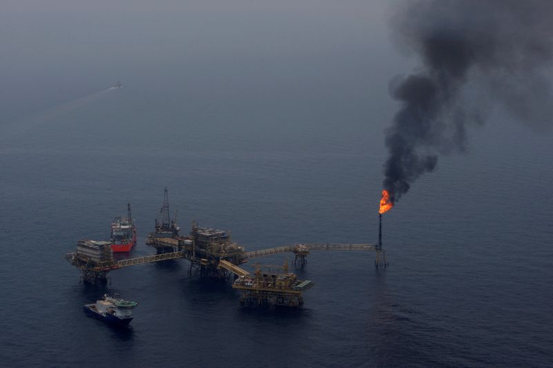 &copy; Reuters. FILE PHOTO: A fuel burner is seen at Mexico's state-run oil monopoly Pemex platform "Ku Maloob Zaap" in the Northeast Marine Region of Pemex Exploration and Production in the Bay of Campeche April 19, 2013.       REUTERS/Victor Ruiz Garcia/File Photo