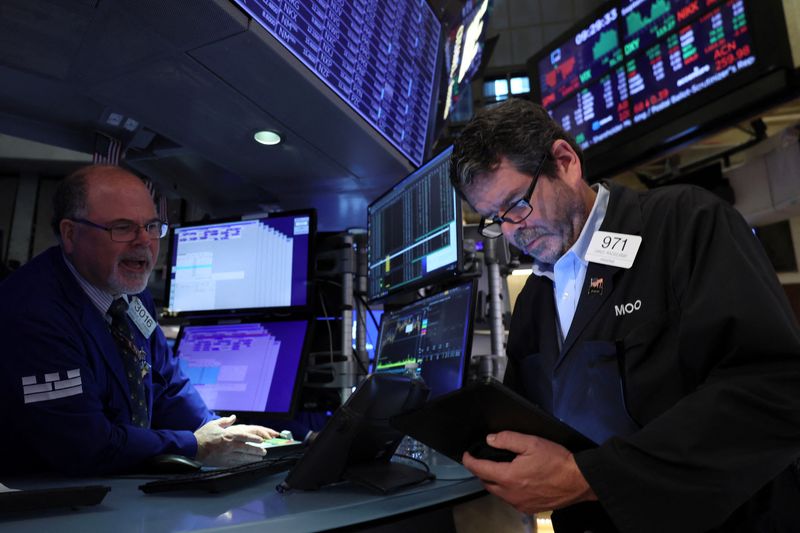 &copy; Reuters. Traders no pregão da Bolsa de Valores de Nova York (NYSE), EUA, 26 de setembro de 2022. REUTERS/Brendan McDermid
