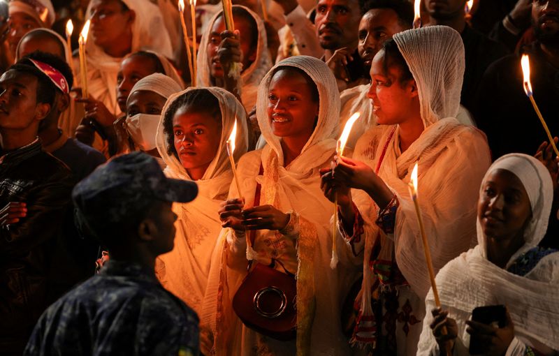 &copy; Reuters. مجموعة من طائفة الأرثوذكس الإثيوبية يمسكون الشموع خلال الاحتفالات بمهرجان مسكل في ميدان مسكل بالعاصمة أديس أبابا يوم الاثنين. تصوير: تكسا ن