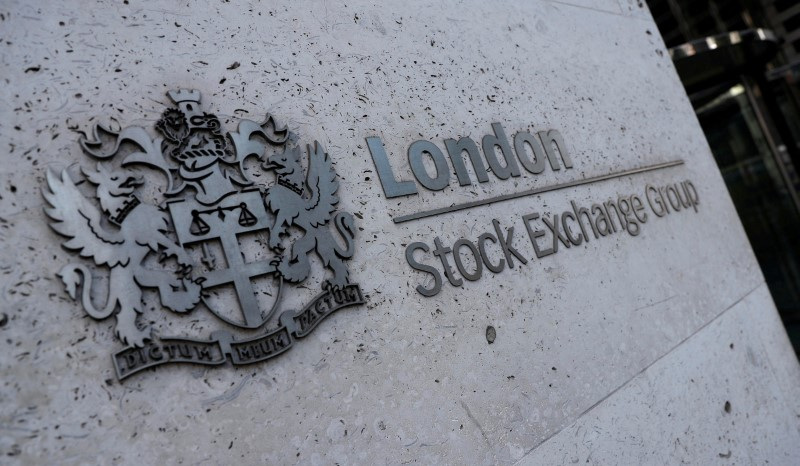 &copy; Reuters. Imagen de archivo del logo de London Stock Exchange Group en la entrada de la Bolsa de Londres en Londres, Reino Unido. 23 de agosto, 2018. REUTERS/Peter Nicholls/Archivo