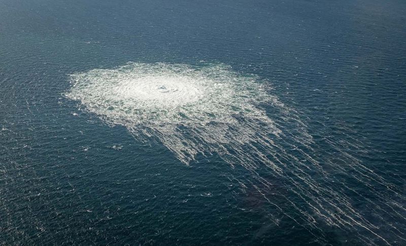 © Reuters. Gas bubbles from the Nord Stream 2 leak reaching surface of the Baltic Sea in the area shows disturbance of well over one kilometre  diameter near Bornholm, Denmark, September 27, 2022.  Danish Defence Command/Handout via REUTERS  
