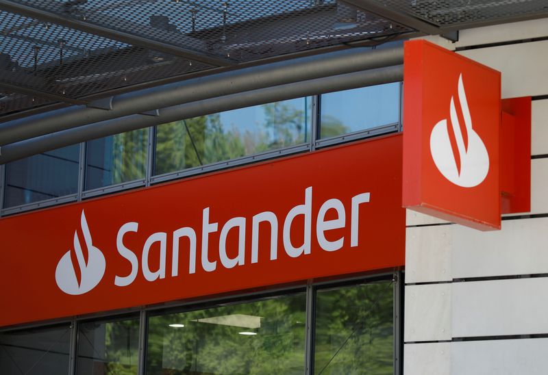 &copy; Reuters. FILE PHOTO: The Polish unit of Spain's Santander (Santander Bank Polska) logo is pictured in Warsaw, Poland, May 10, 2021. REUTERS/Kacper Pempel/File Photo