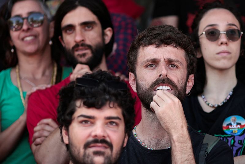 &copy; Reuters. Foto de archivo de seguidores de Lula en un acto electoral en Florianopolis
 Sept 18, 2022. REUTERS/Ueslei Marcelino