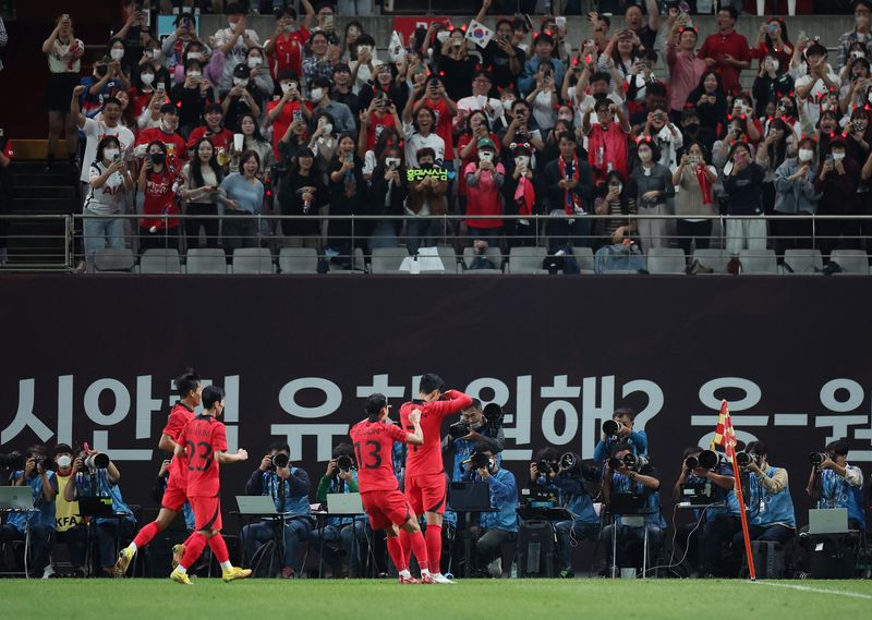 © Reuters. سون هيونج-مين لاعب كوريا الجنوبية يحتفل مع زملائه في الفريق بإحرازه هدفا في مرمى الكاميرون خلال مباراة بين الفريقين في سول يوم الثلاثاء. تصوير: كيم هونج جي - رويترز