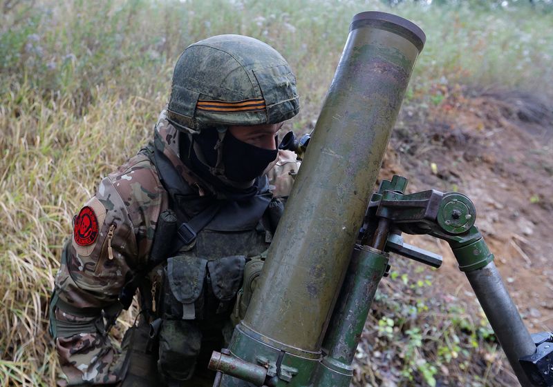 &copy; Reuters. Foto de archivo de un combtiente prorruso disparando un mortero en las afueras de Donetsk
Sept  17, 2022. REUTERS/Alexander Ermochenko