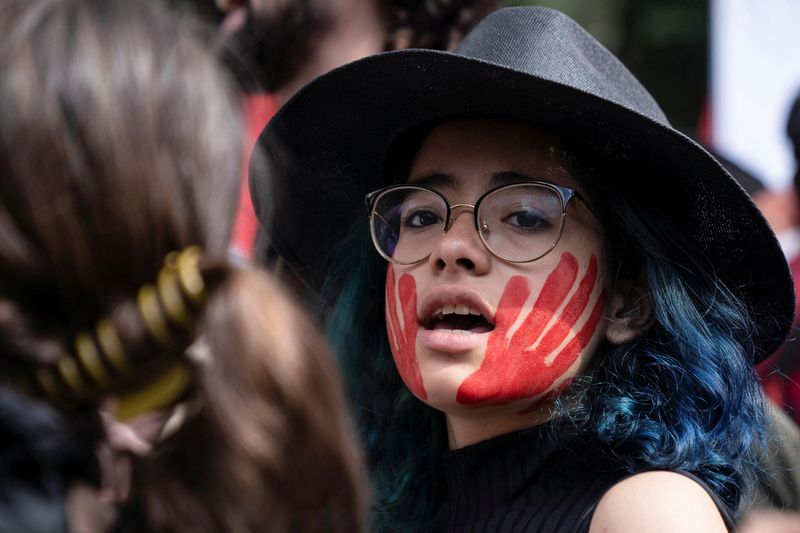 &copy; Reuters. Imagen de archivo. Una mujer con la cara pintada participa en una marcha para conmemorar el octavo aniversario de la desaparición de los 43 estudiantes del Colegio Ayotzinapa "Raúl Isidro Burgos" en el estado Guerrero, en Ciudad de México, México. 26 